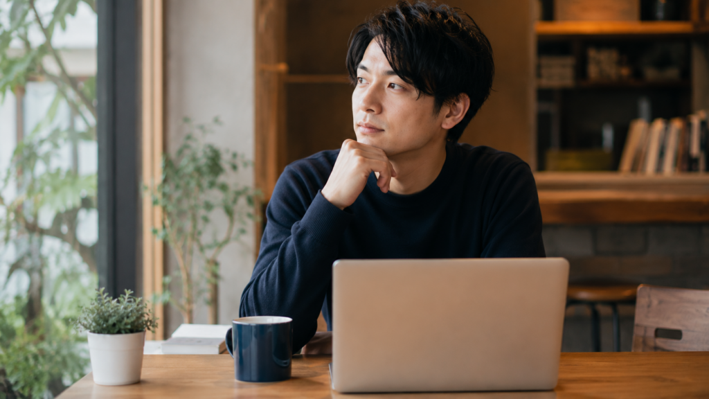 転職エージェントに断られた後、次の選択肢を考える様子