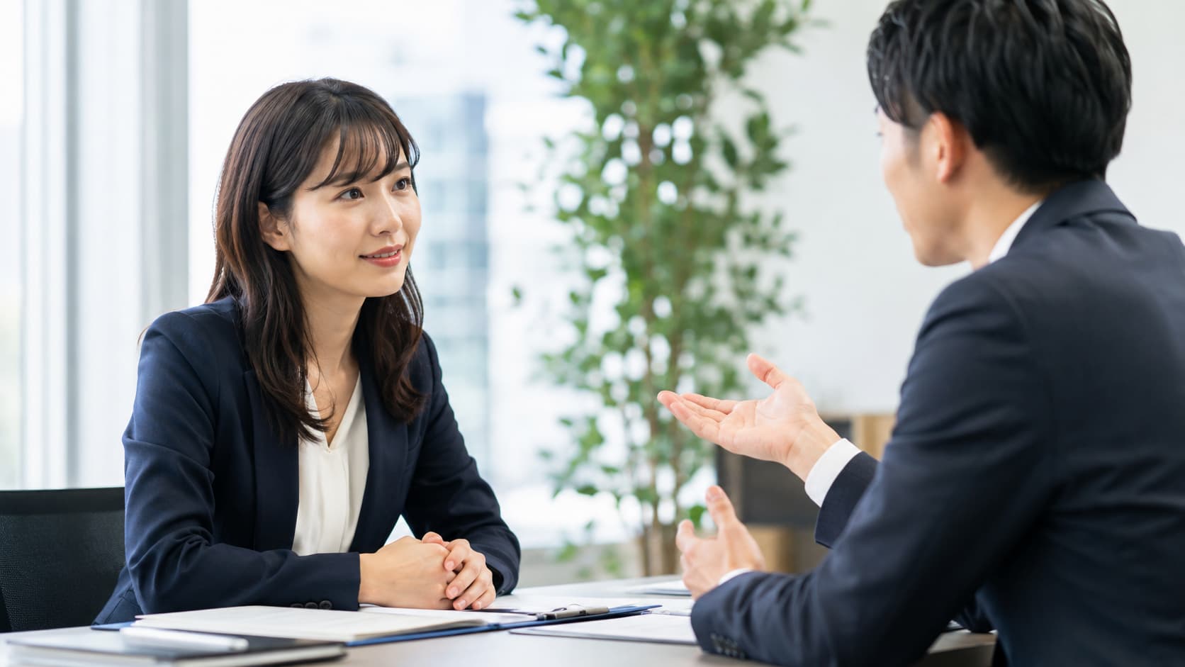 ミラトレとNeuro Diveの違いについて相談する30代のビジネスパーソン男女