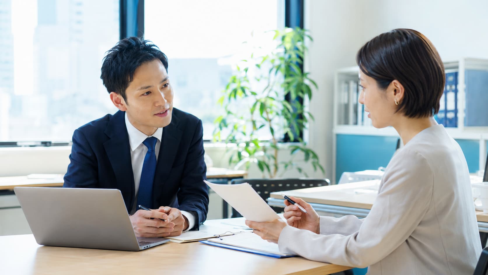 精神障害・発達障害の転職相談で担当者と向き合うキャリアアドバイザーと求職者