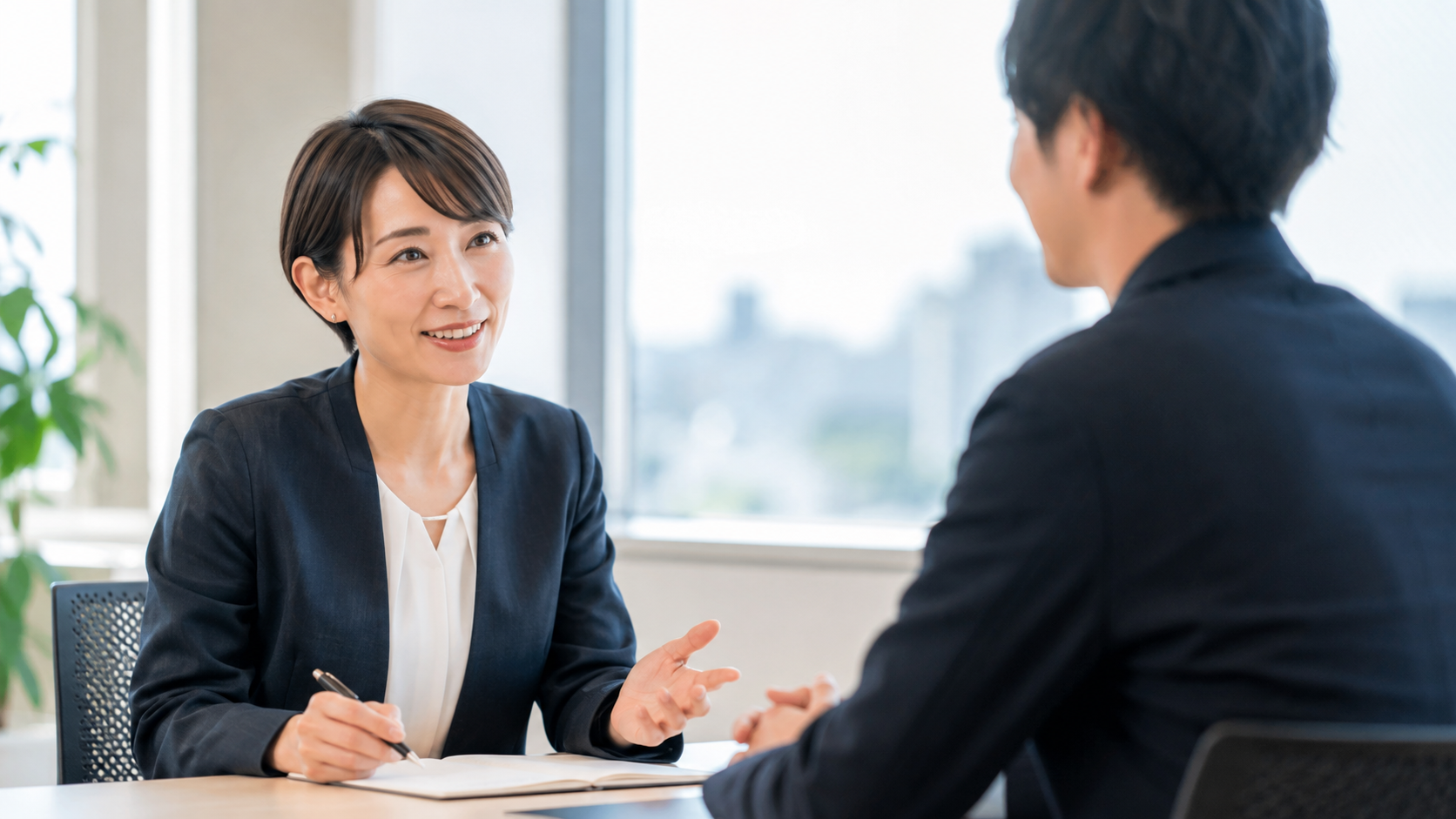 発達障害の就労移行支援について相談する30代のビジネスパーソン男女