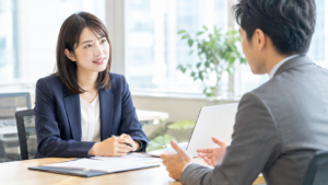 転職支援の担当者と面談するビジネスパーソン
